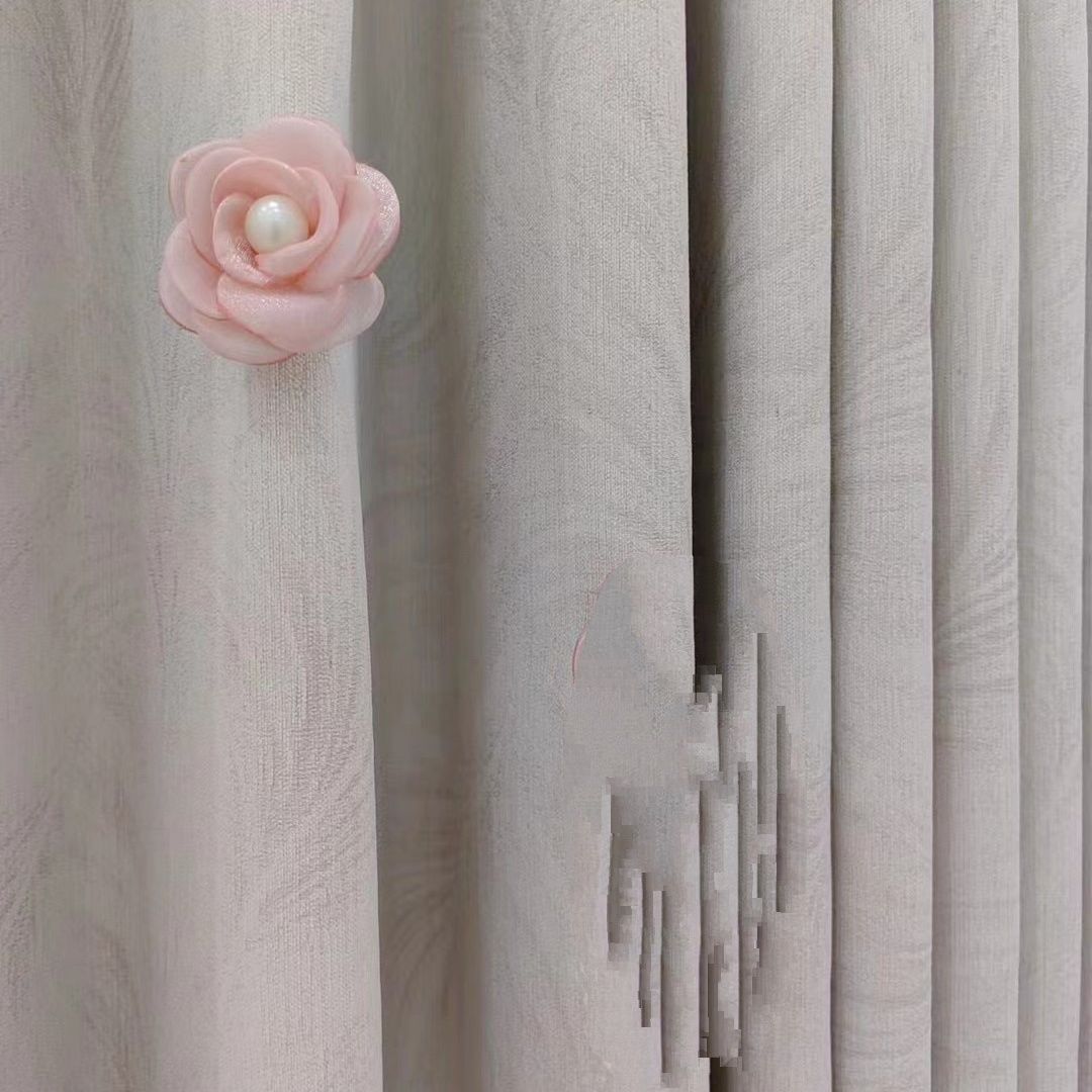 Decorative curtain clip with flower design
