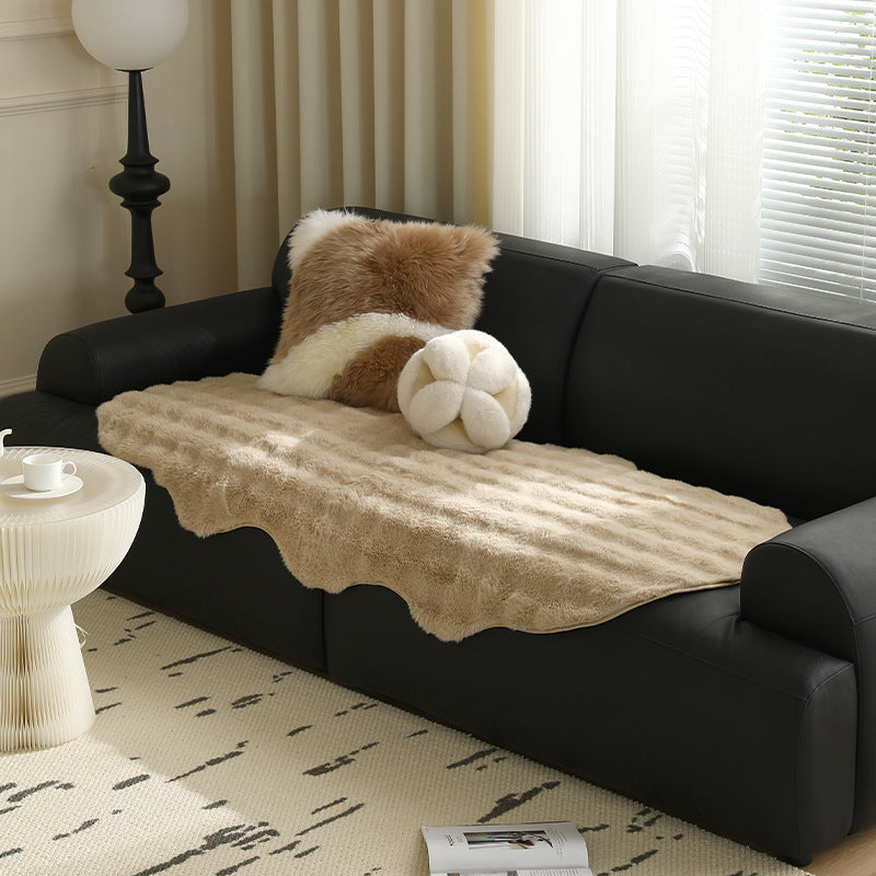 Soft microfiber bathroom runner with wavy edge and non-slip underside