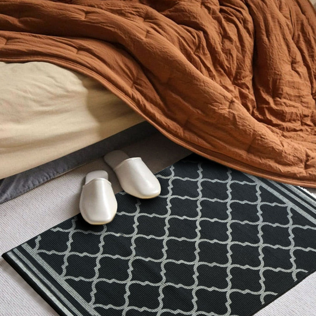 Living and entrance area mat with diamond pattern
