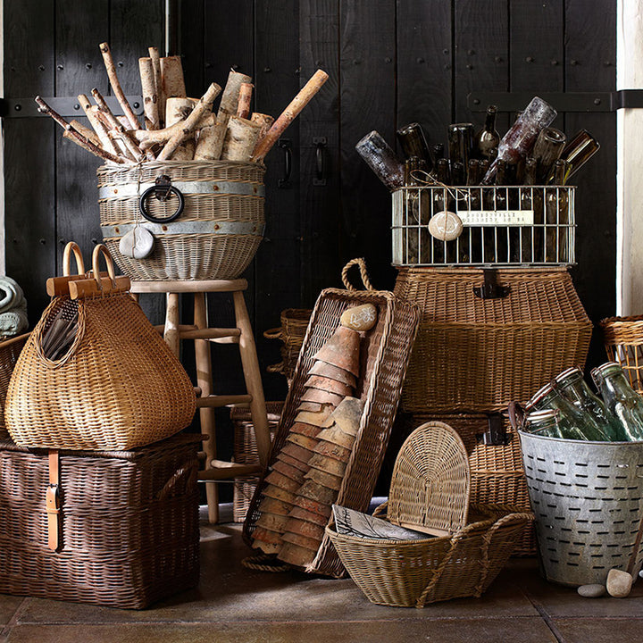 Practical storage basket with lid made of woven natural material