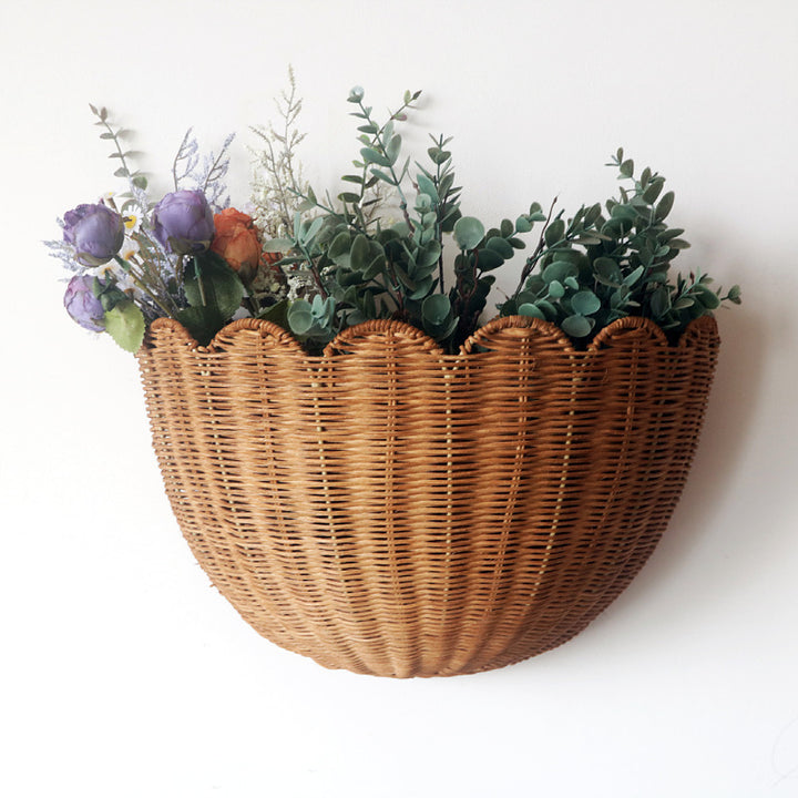 Wall basket in elegant shell design
