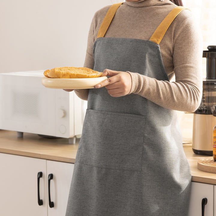 Adjustable canvas apron with wide contrast straps and applied front pocket