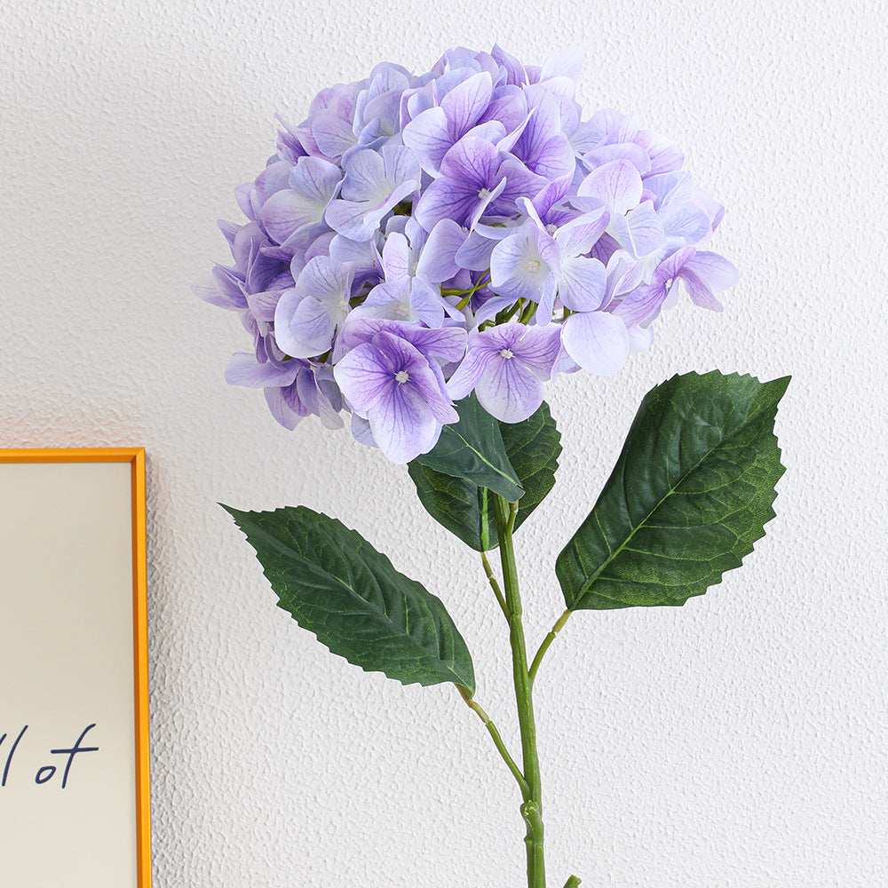 Artificial hydrangea bouquet with detail-loving flowers