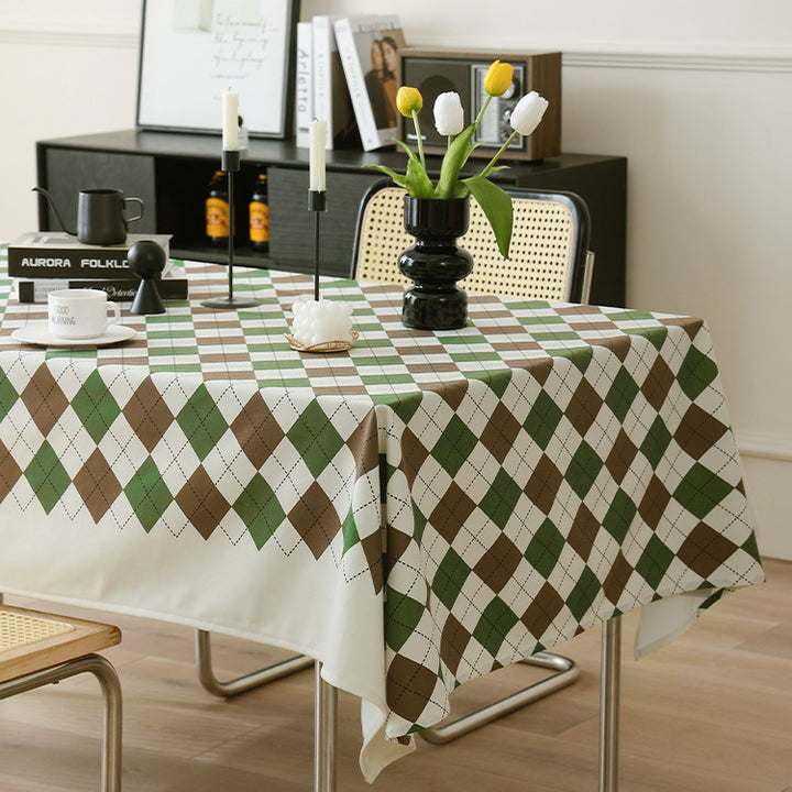 Diamond tablecloth made of easy-care cotton-polyester blend with decorative checkered pattern
