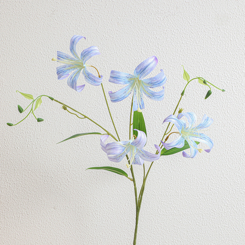 Artificial lily bouquet with detail-loving flowers