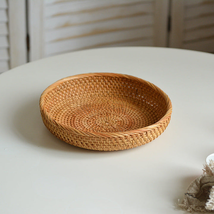 Round serving platter made of braided rattan