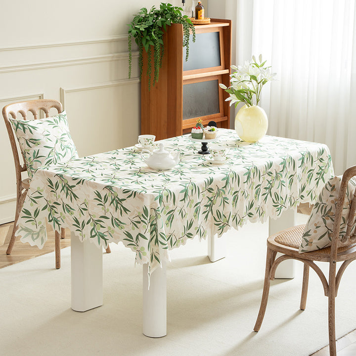 Round wipeable tablecloth with floral cut-out hem