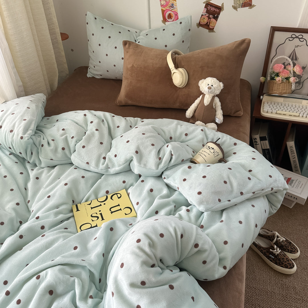 Plush Dot Patterned Blanket Set