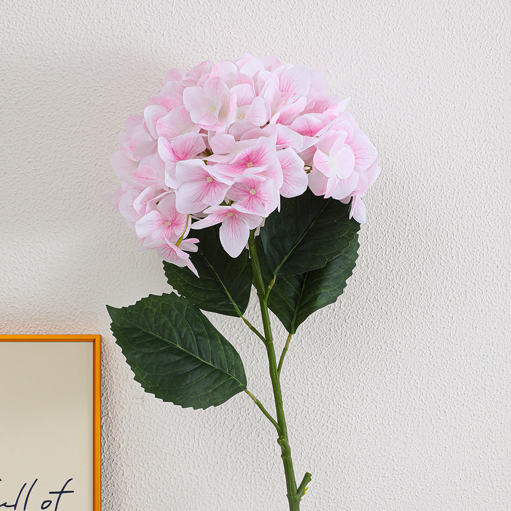 Artificial hydrangea bouquet with detail-loving flowers