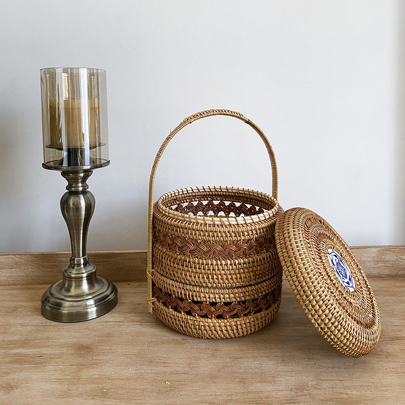 Storage basket with practical lid