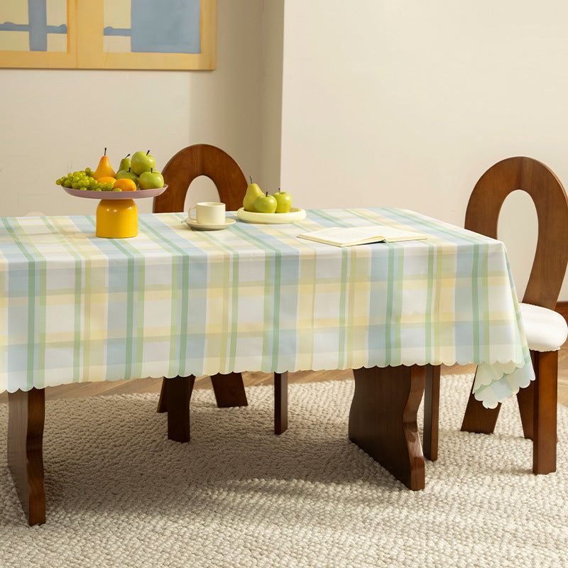 Washable checkered tablecloth with curved hem and water-repellent coating