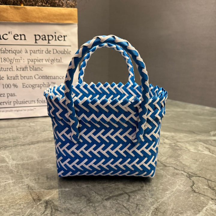 Playful basket bag with bow