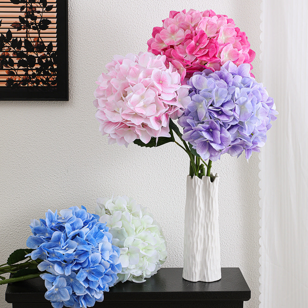 Artificial hydrangea bouquet with detail-loving flowers