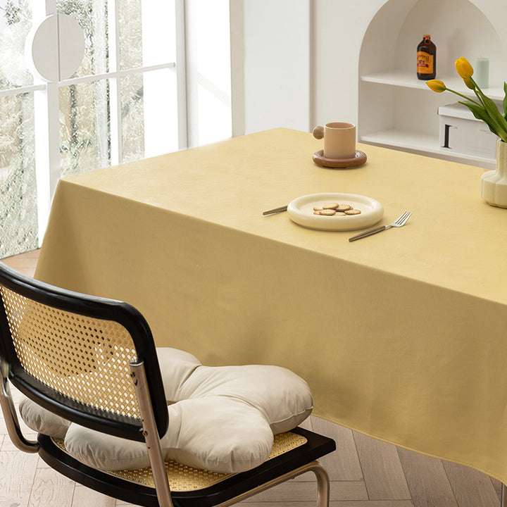 Easy-care rectangular tablecloth made of cotton-polyester with water-repellent coating