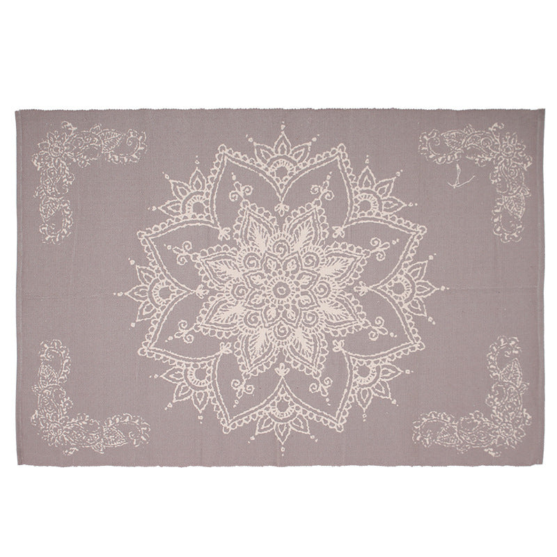 Flat-woven rectangular rug for living and entrance areas with quatrefoil pattern