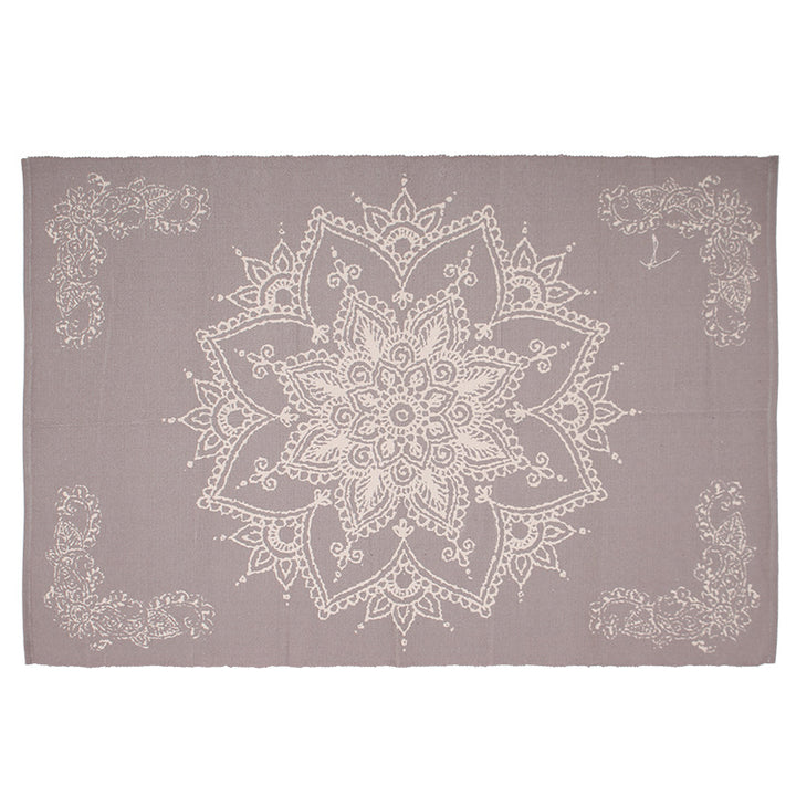 Flat-woven rectangular rug for living and entrance areas with quatrefoil pattern