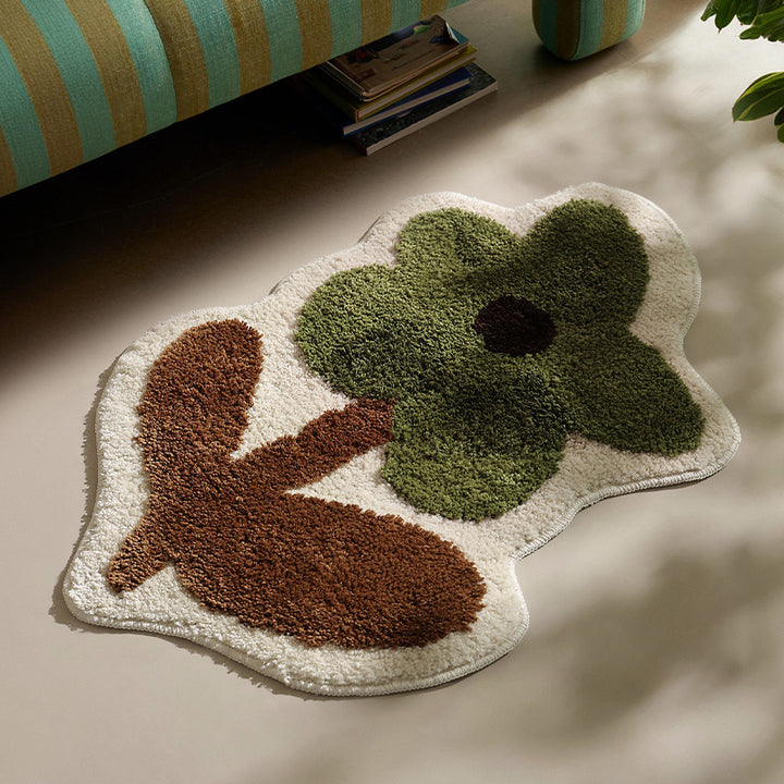 Flower-shaped hand-tufted bath mat with voluminous pile and non-slip latex backing