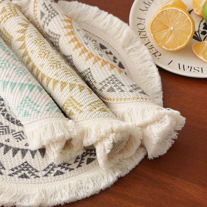 Round woven placemat with fringes and mandala jacquard structure