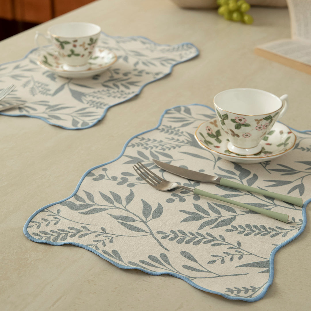 Shaped placemat made of cotton-linen with wavy edge and leaf pattern
