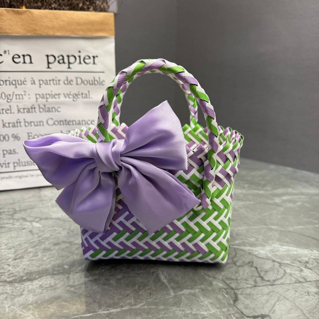 Playful basket bag with bow