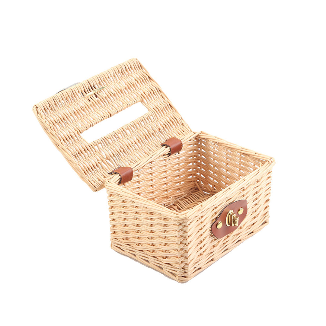 Basket with practical folding mechanism and leather details