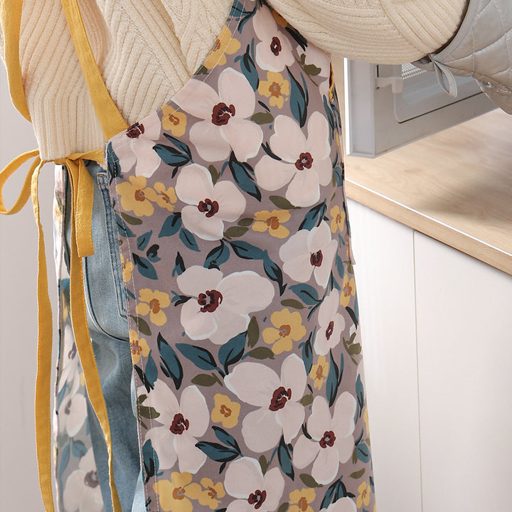 Cotton utility cooking apron with adjustable straps and patch pocket