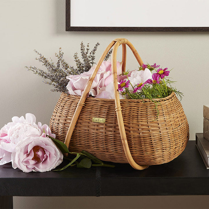 Handmade basket with ergonomic handle
