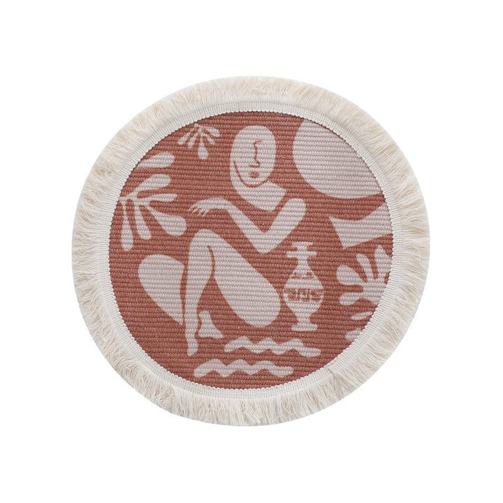Round woven placemat with fringes and abstract figure motif