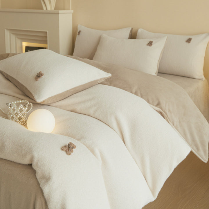 Cozy Decorative Comforter Set Avarnia