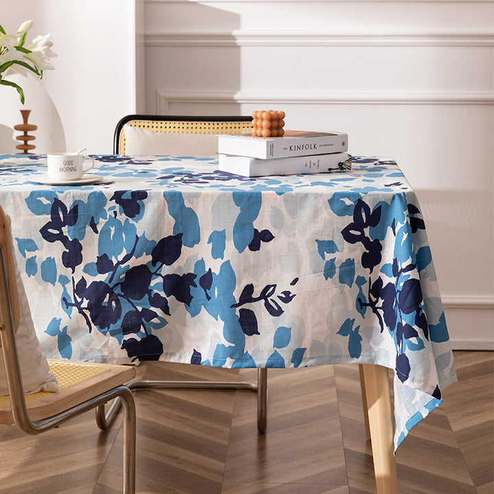 Rectangular tablecloth with jacquard-like structure, water-repellent surface and easy-care fabric