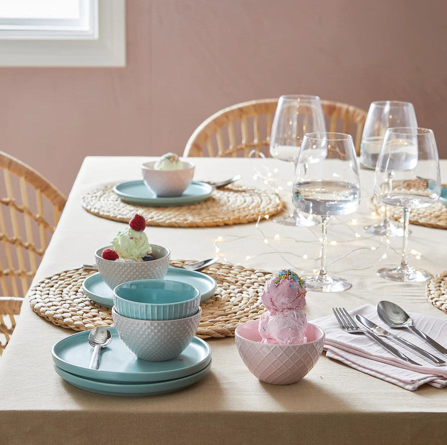 Stylish table mat made of handcrafted natural material