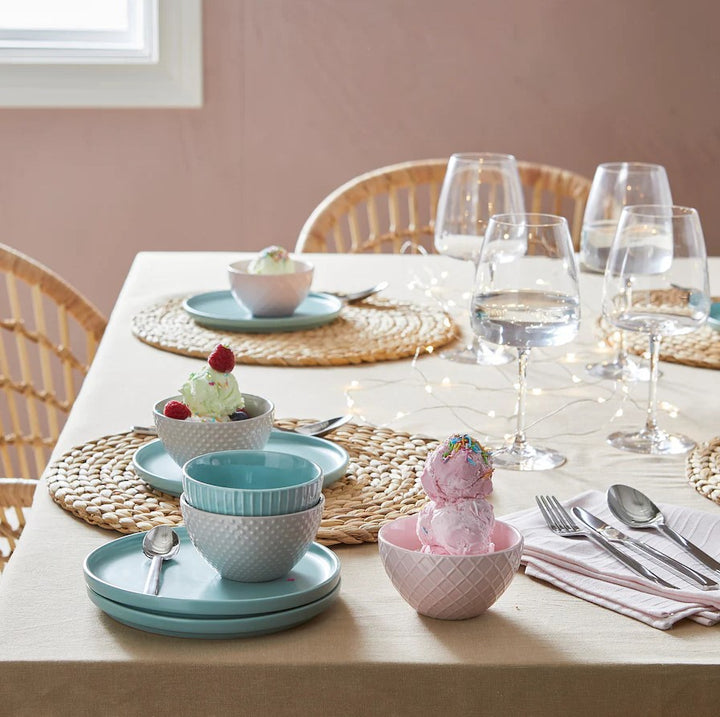 Stylish table mat made of handcrafted natural material