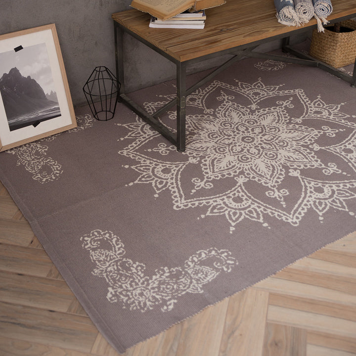 Flat-woven rectangular rug for living and entrance areas with quatrefoil pattern