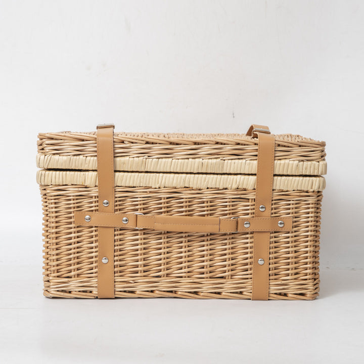 Storage basket with practical lid