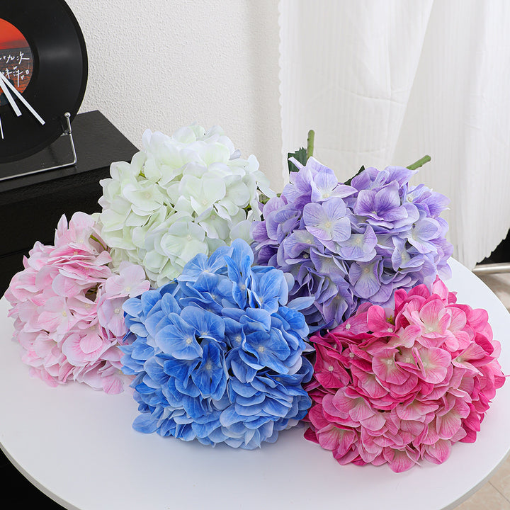 Artificial hydrangea bouquet with detail-loving flowers