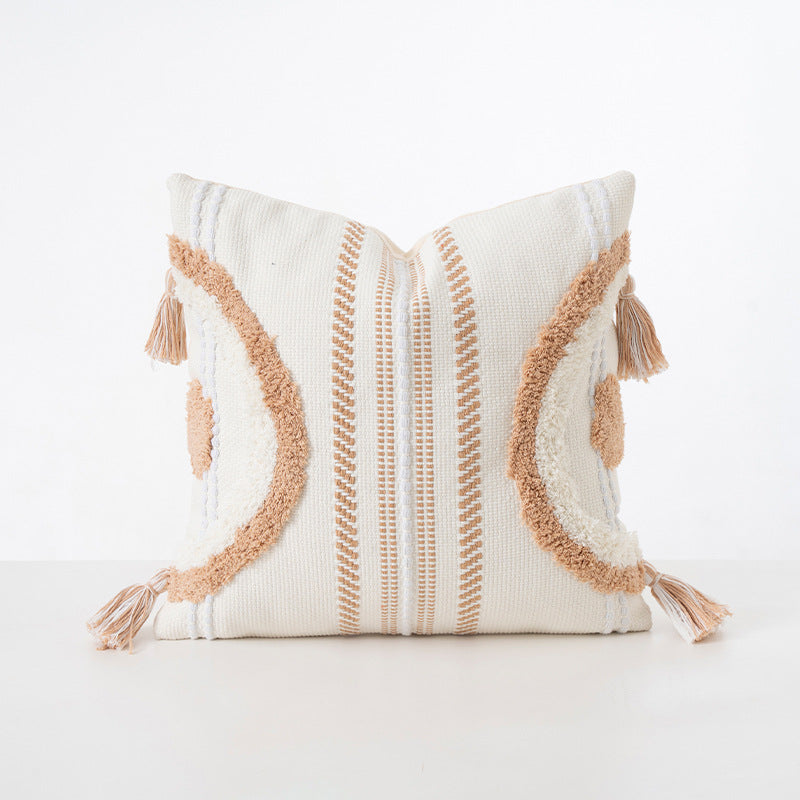 Square decorative cushion with boucle relief, zigzag and diamond pattern as well as tassels