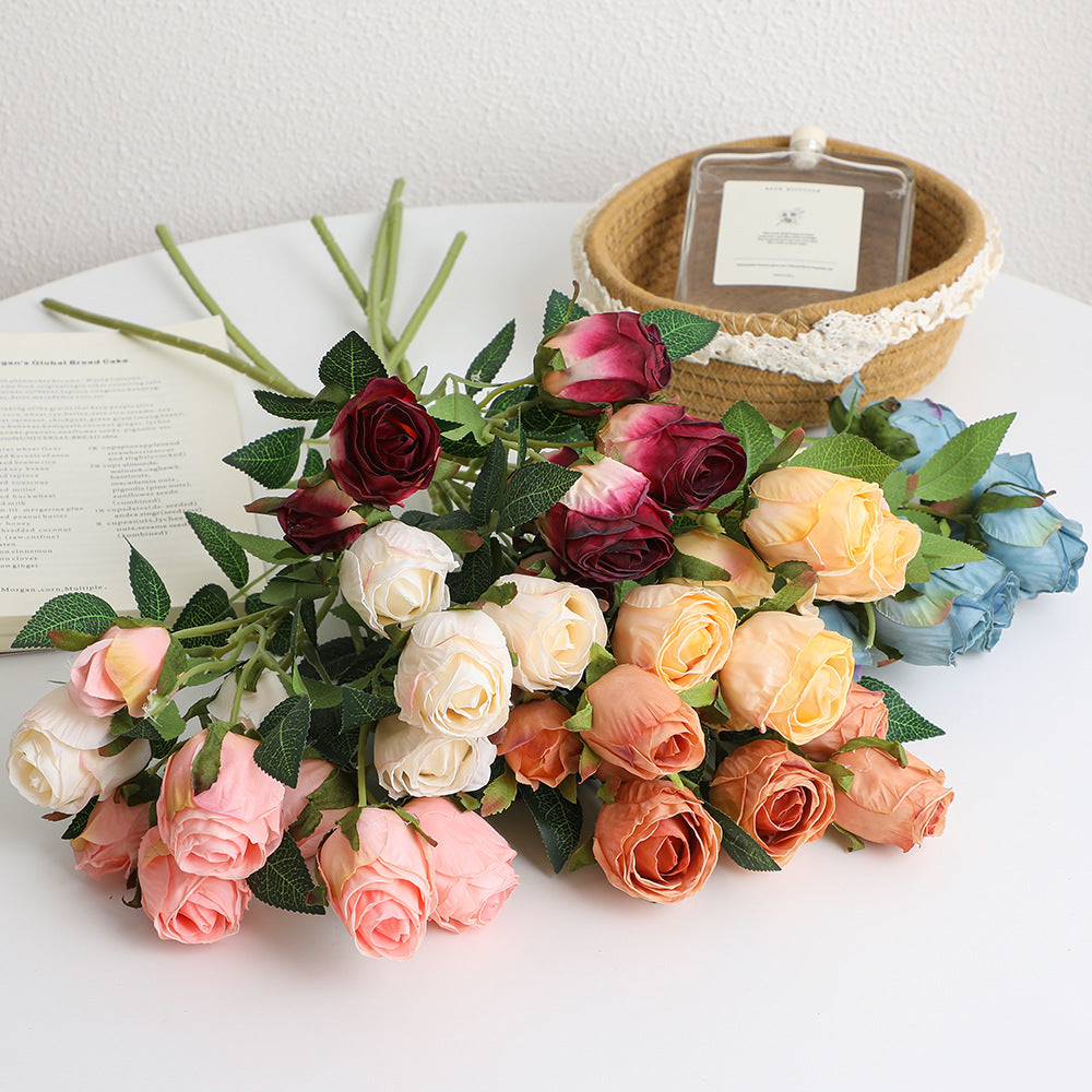 Realistic Kunstrose with detailed flowers