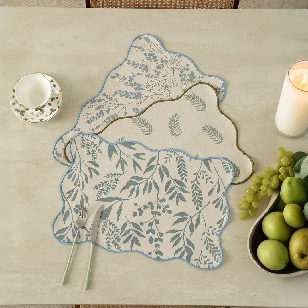 Shaped placemat made of cotton-linen with wavy edge and leaf pattern