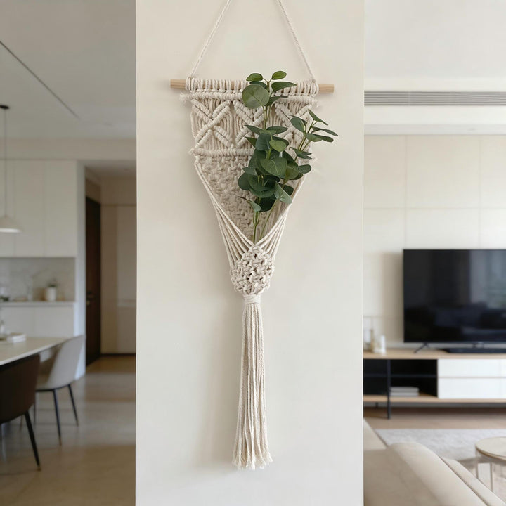 Decorative Macrame Wall Hanging with Elegant Fringed Tassels