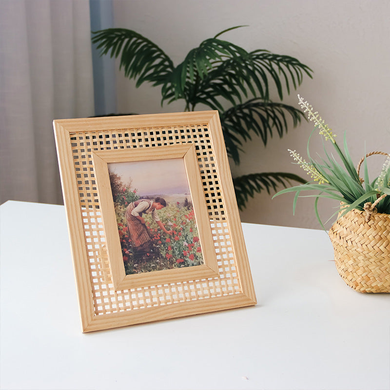 Artful picture frame with fine rattan pattern