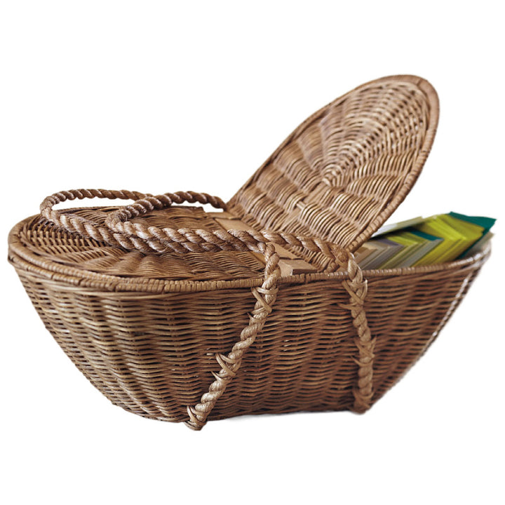 Practical storage basket with lid made of woven natural material