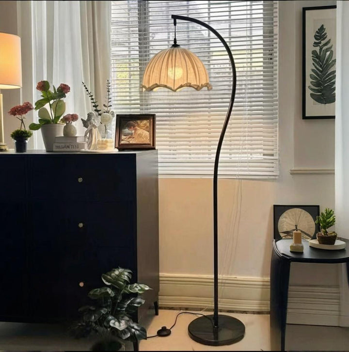 Curved floor lamp