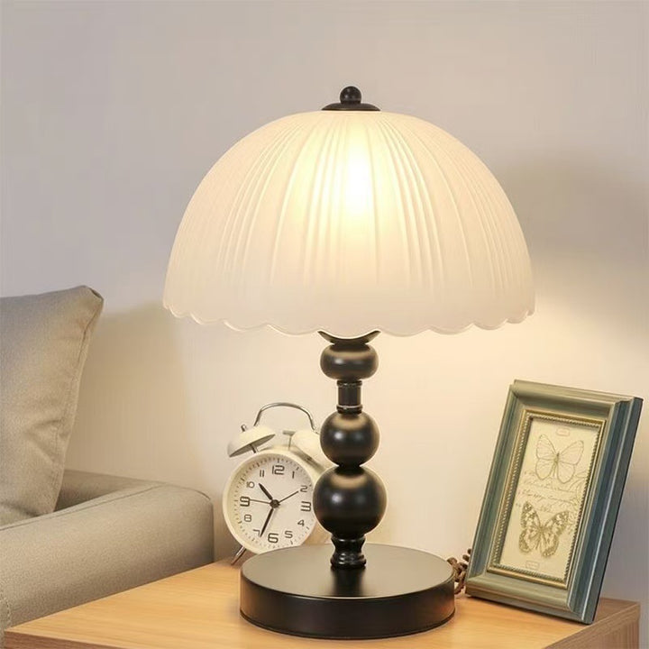 Elegant shell-shaped table lamp