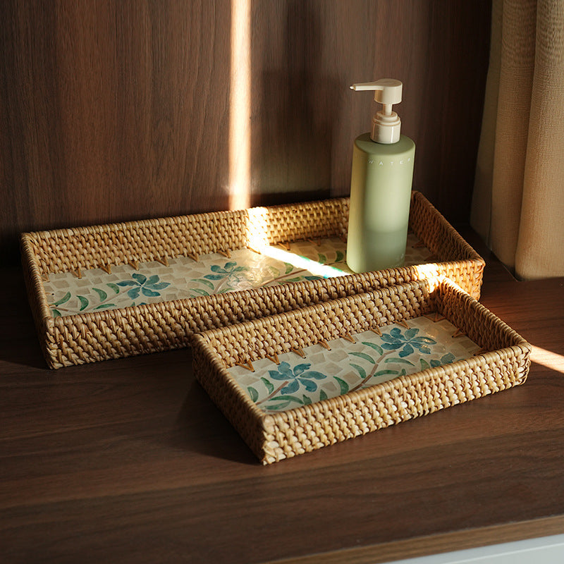 Elegant serving platter made of natural materials